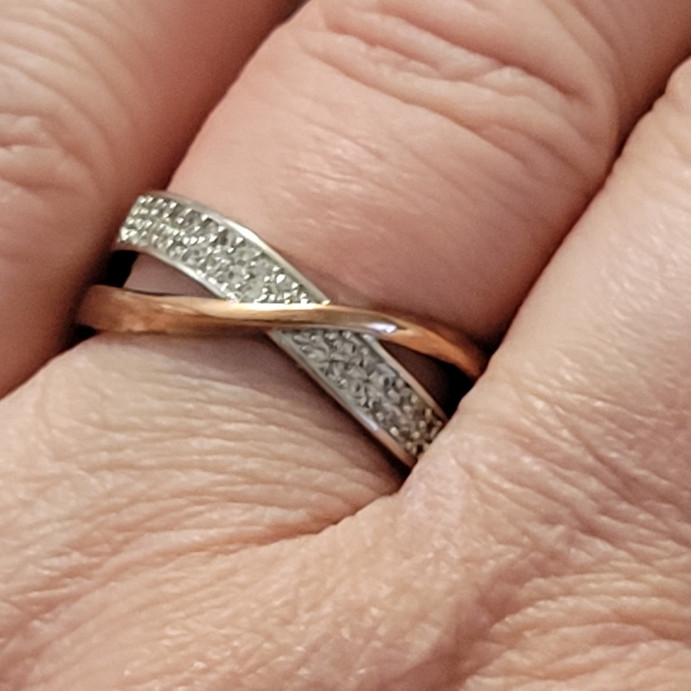 Gorgeous Sterling silver crossover ring w rose gold Stunning